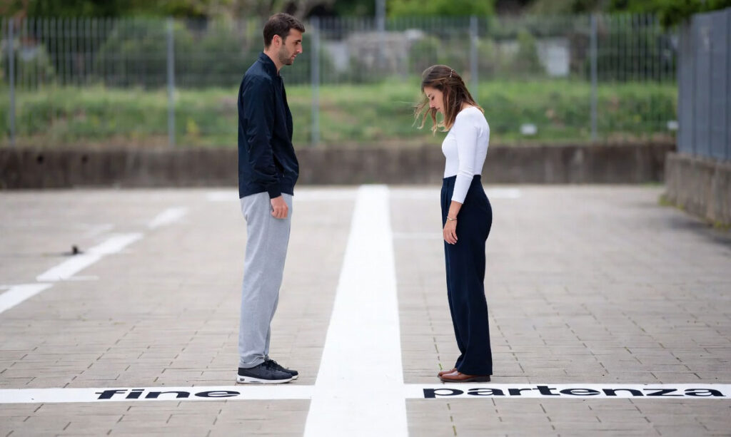 uomo e donna over 50 single che sono fermi per strada